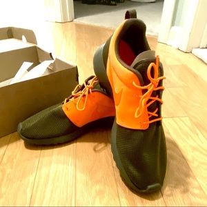 NWT Nike Rosherun Mens Green Orange Sneakers 11
